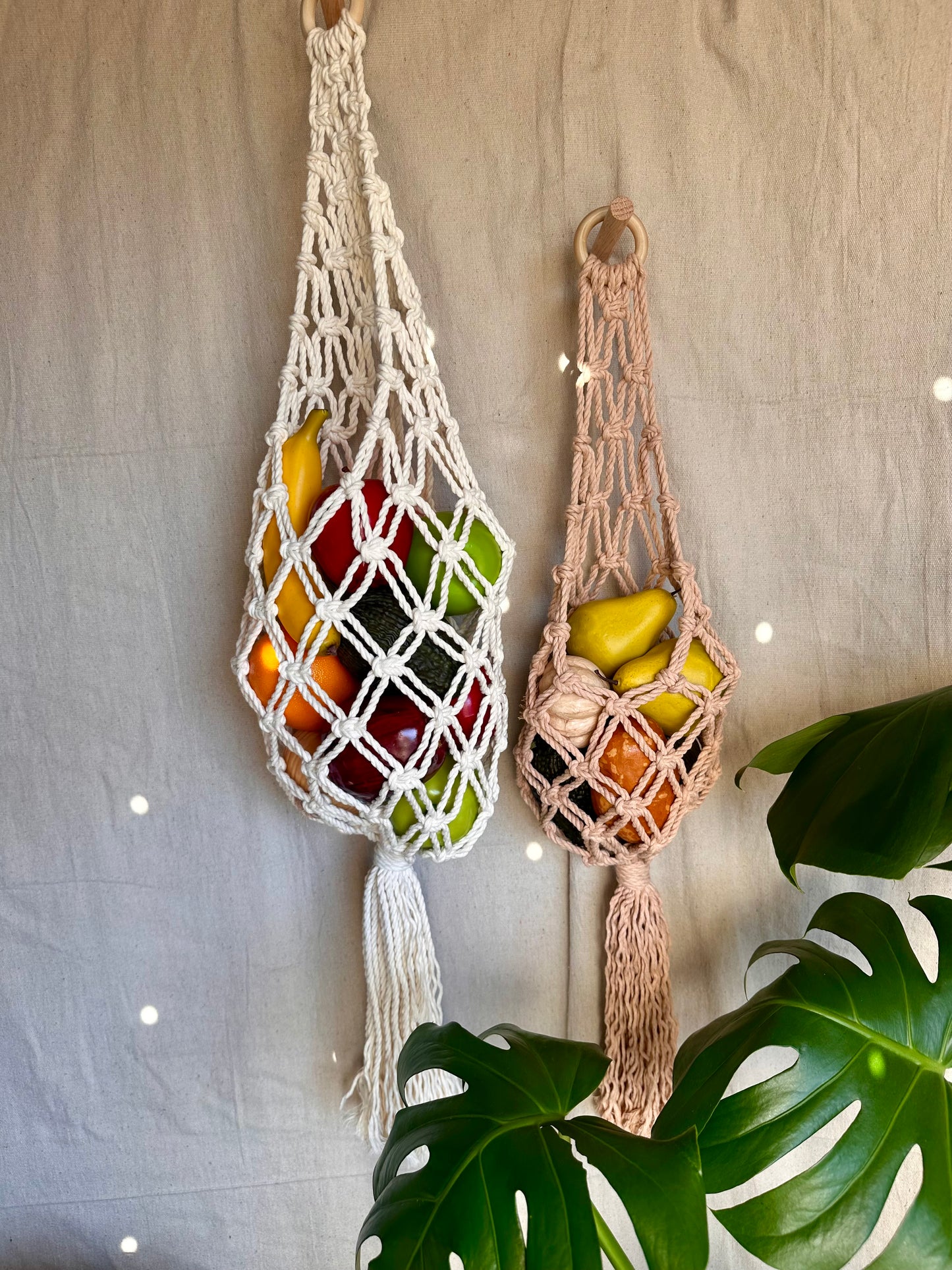 Cesta colgante de macramé