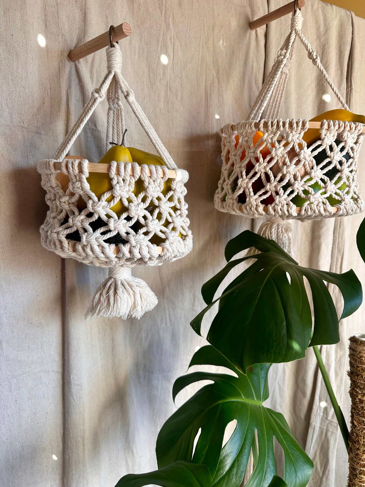 Cesta colgante de macramé