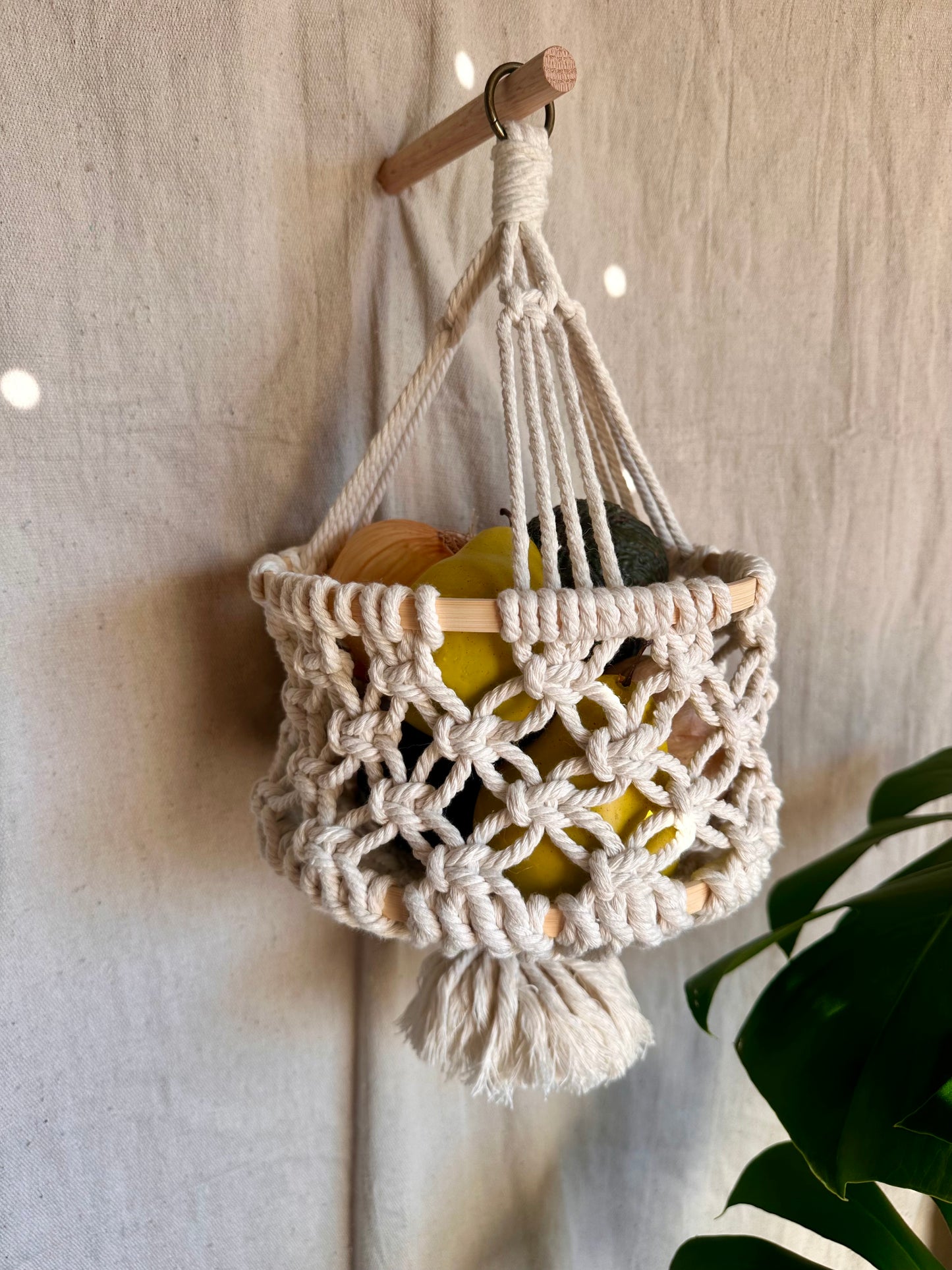 Cesta colgante de macramé