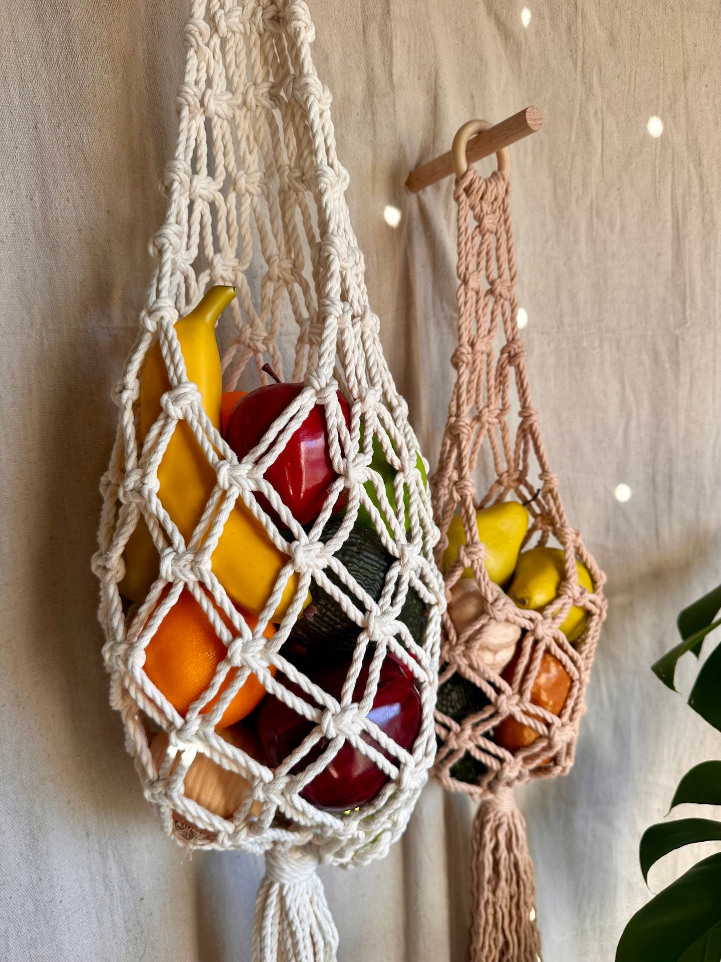 Cesta colgante de macramé