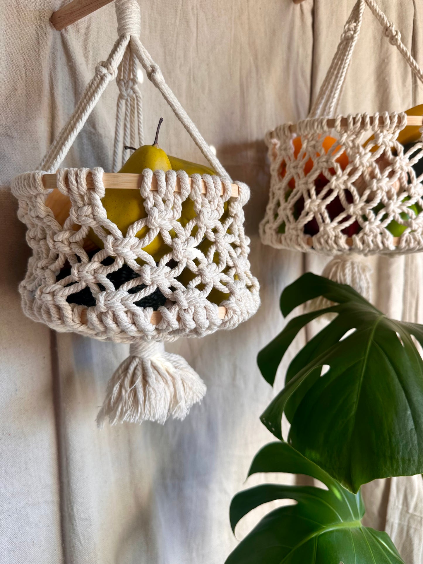 Cesta colgante de macramé
