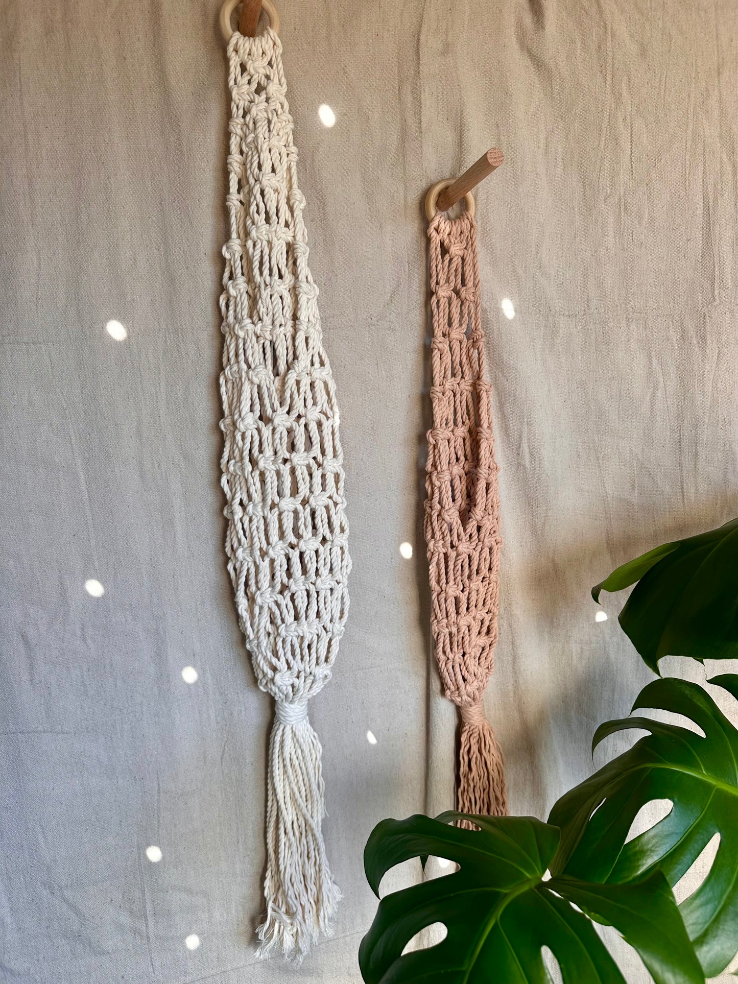 Cesta colgante de macramé