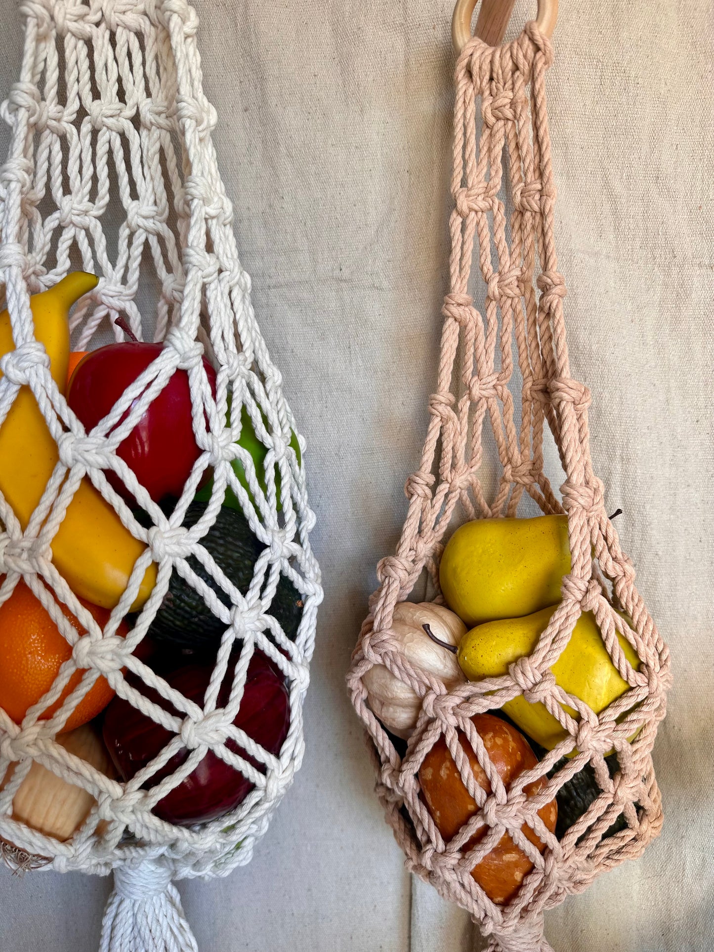 Cesta colgante de macramé