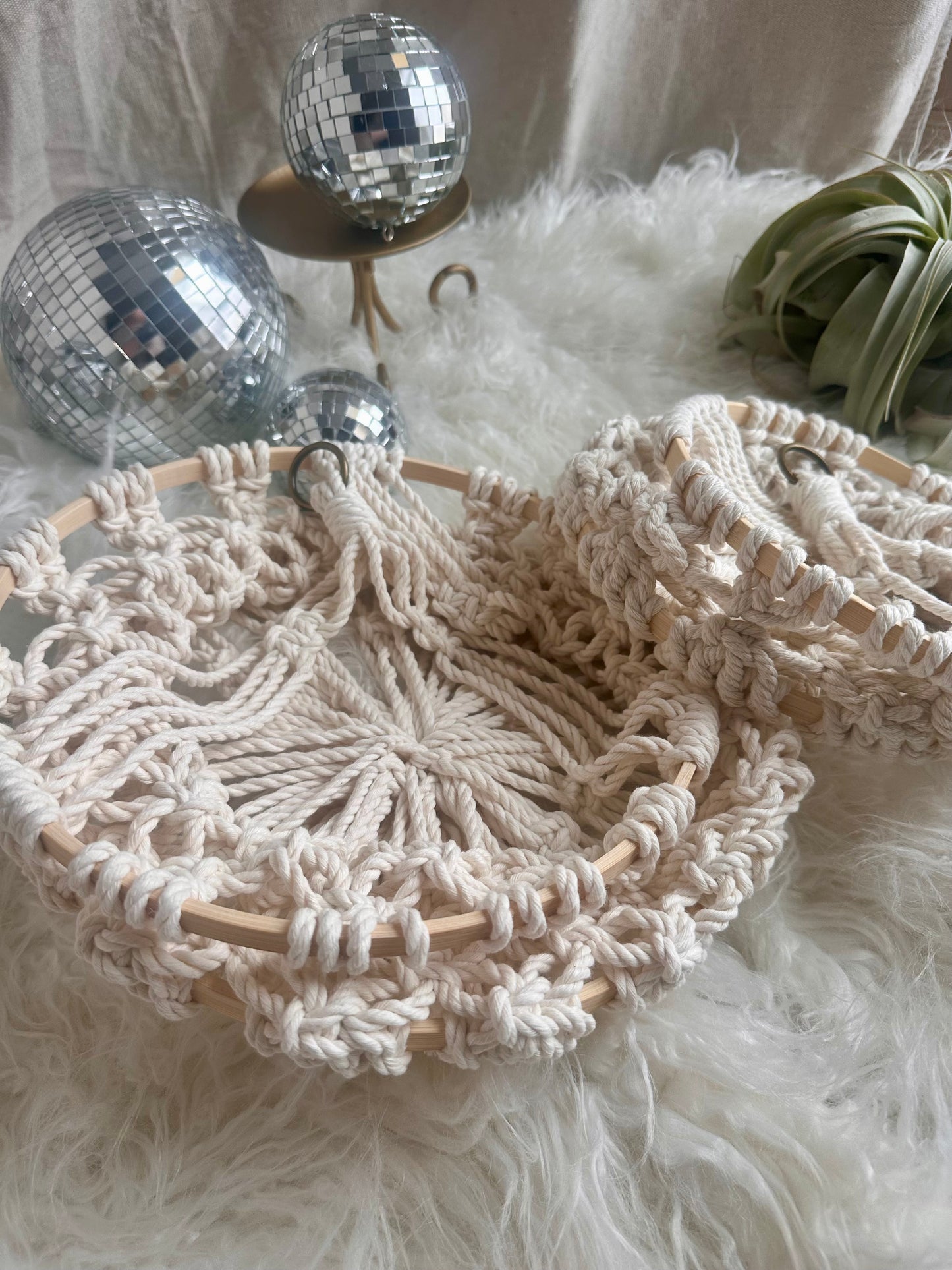 Cesta colgante de macramé