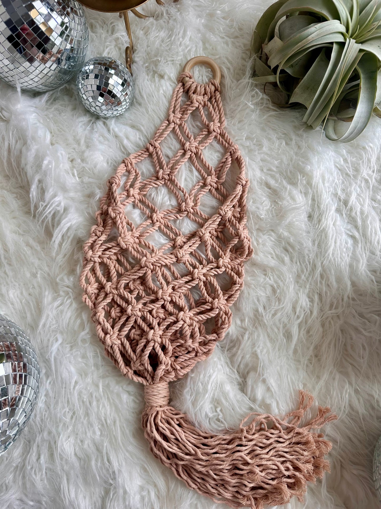 Cesta colgante de macramé