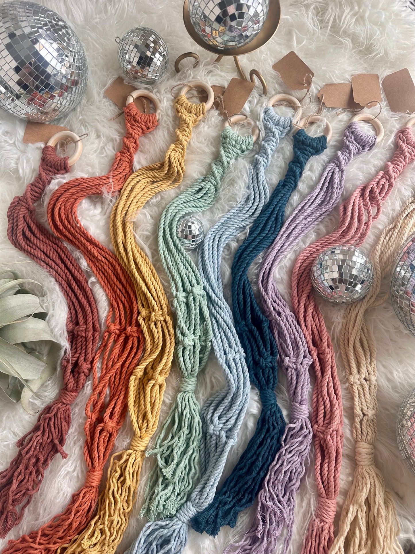 Cintre boule disco en macramé