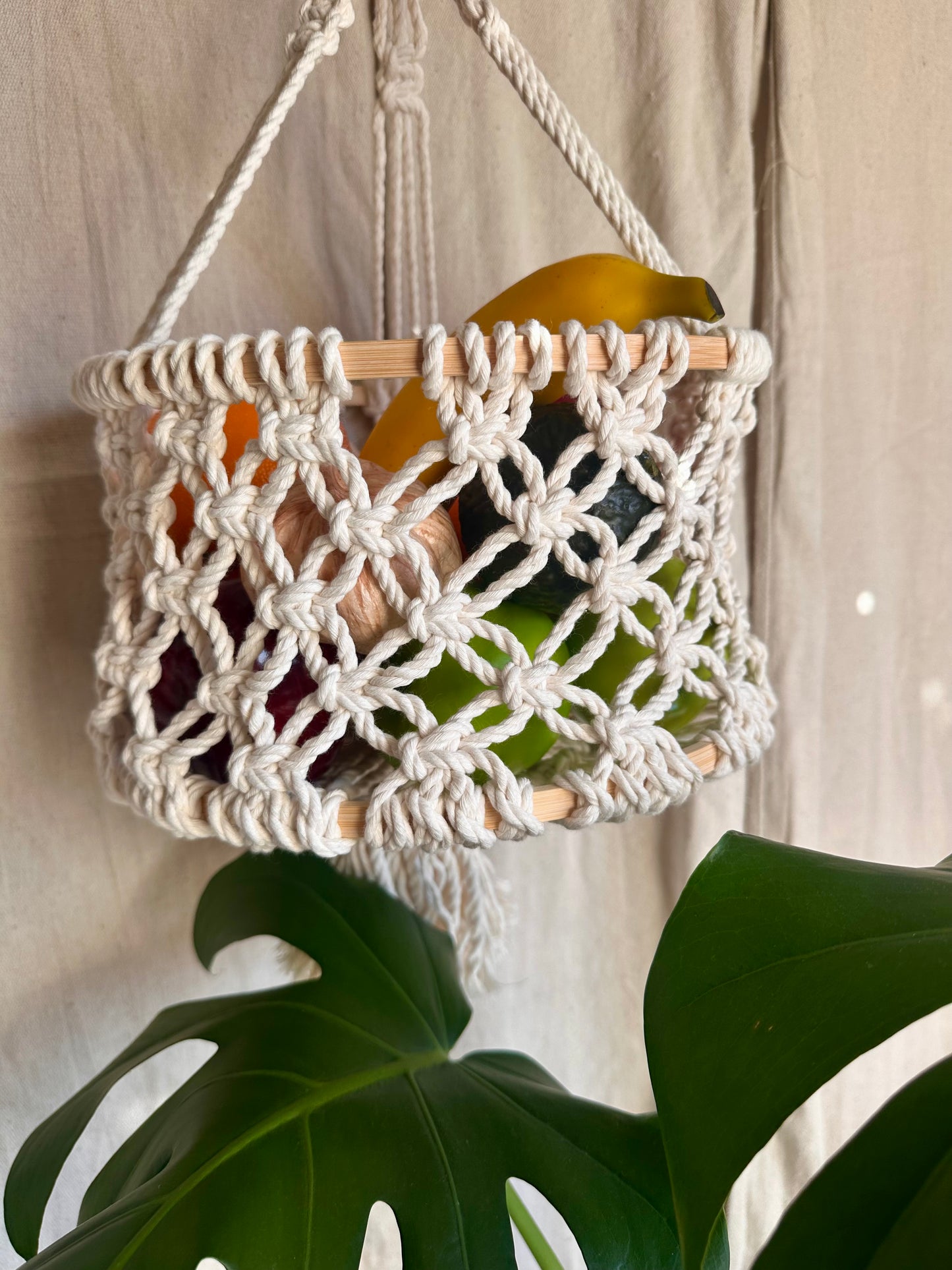Cesta colgante de macramé