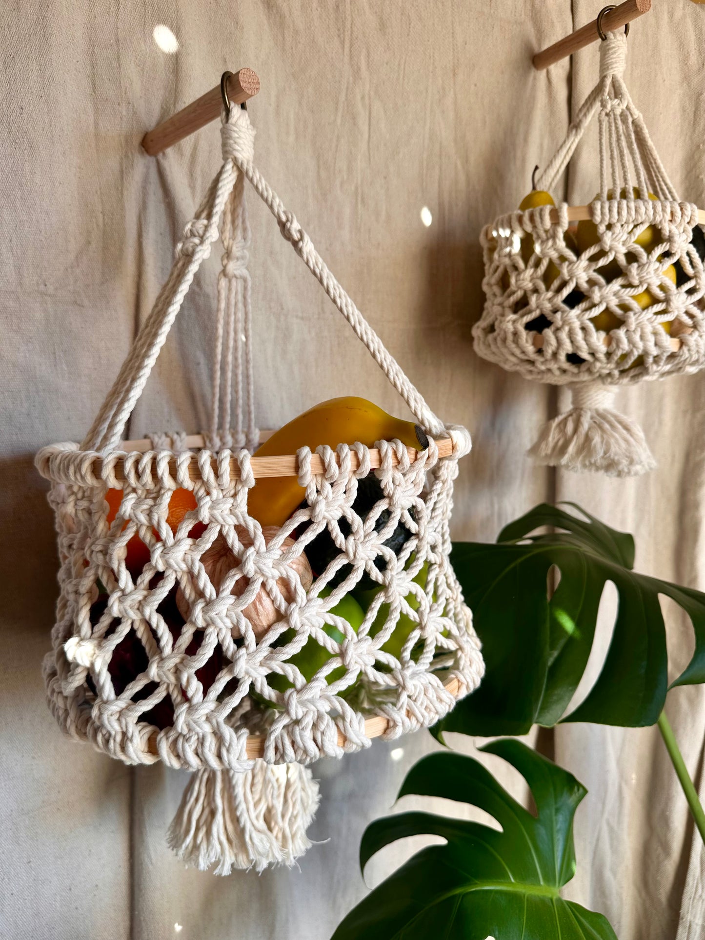 Cesta colgante de macramé