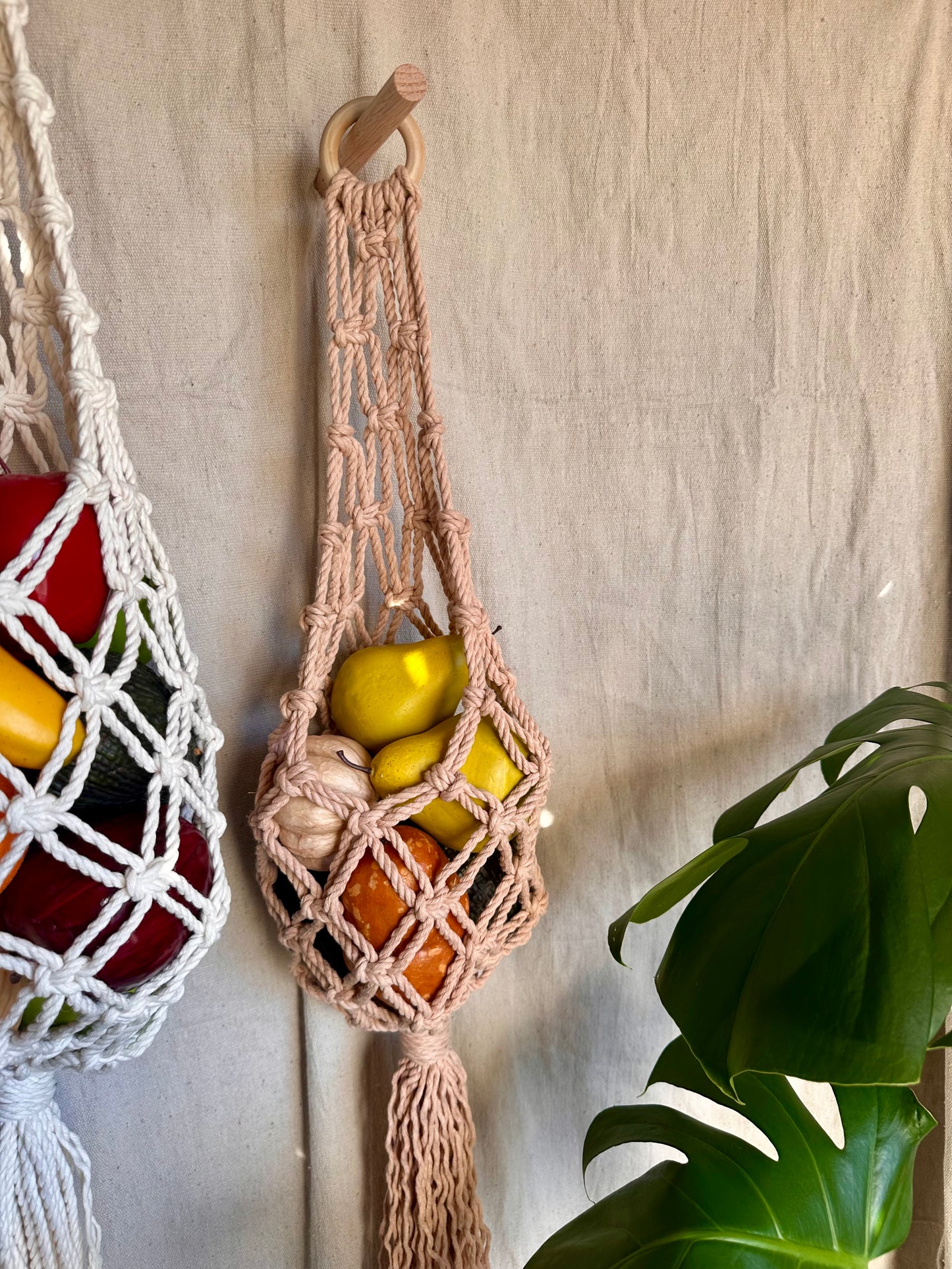 Cesta colgante de macramé