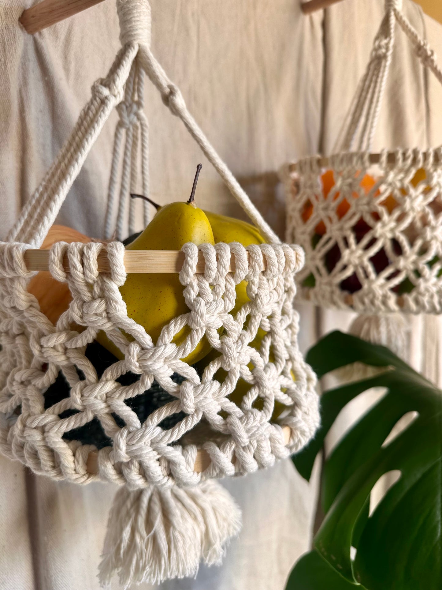 Cesta colgante de macramé