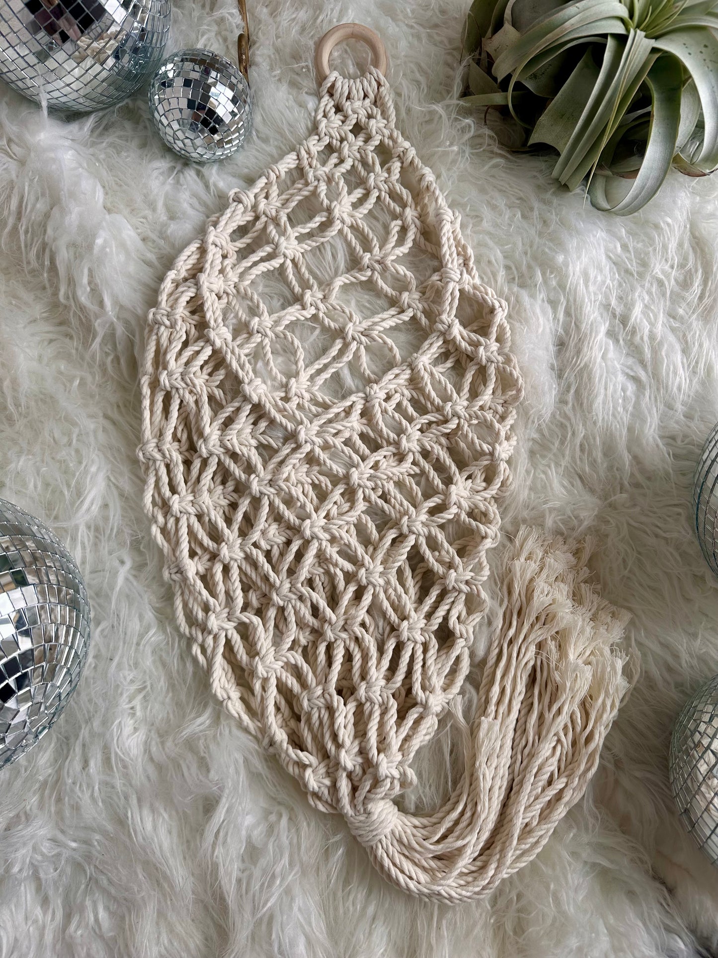 Cesta colgante de macramé