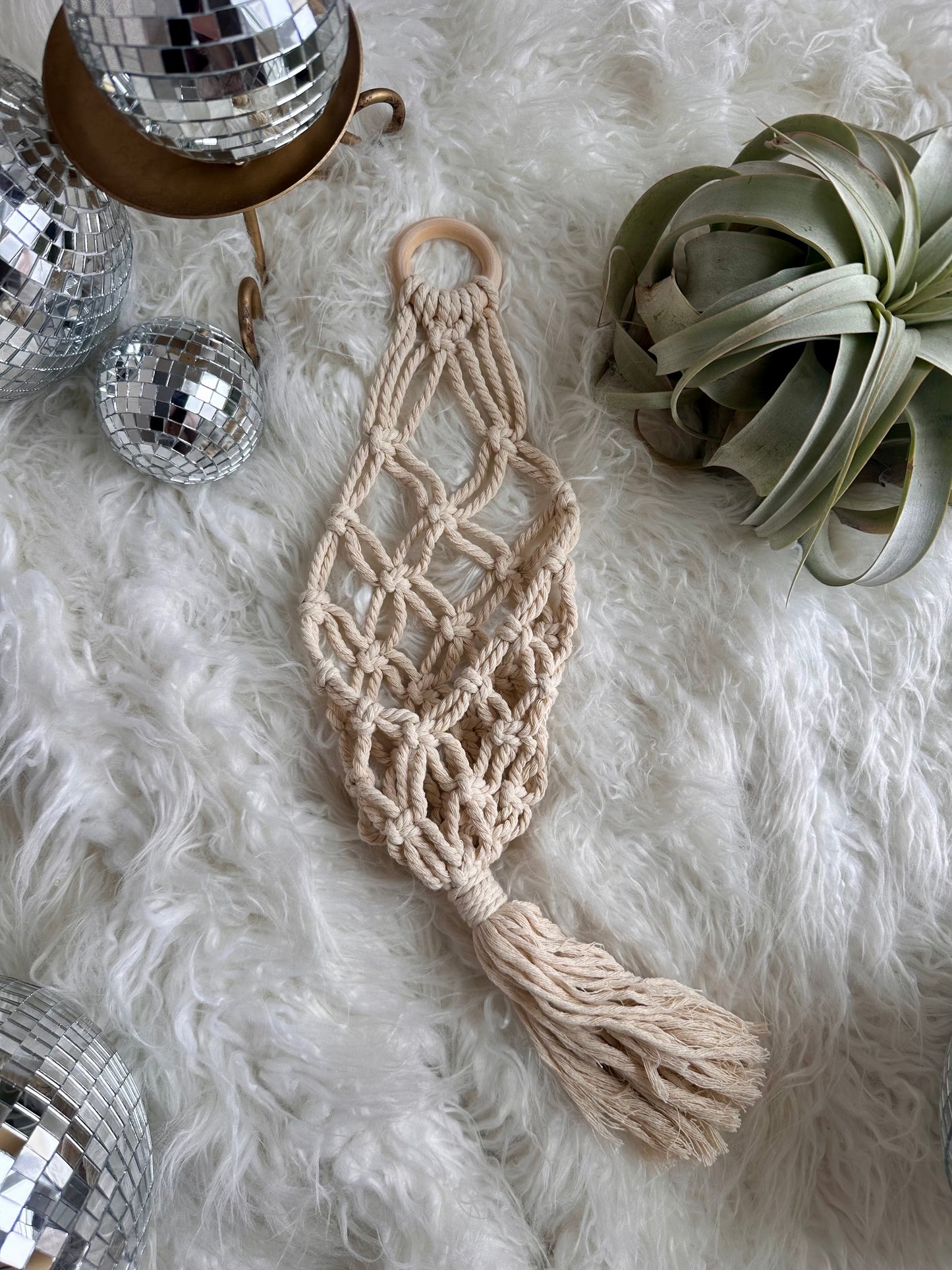 Cesta colgante de macramé
