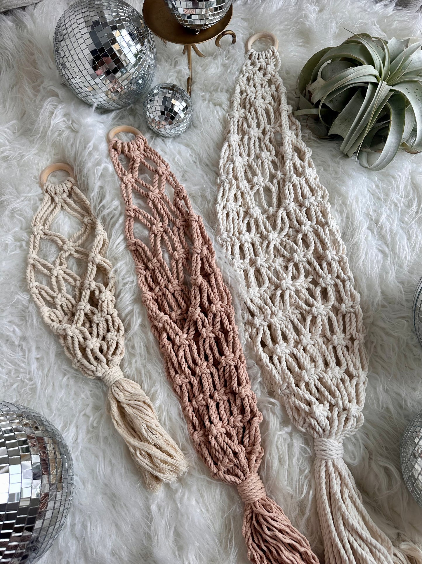 Cesta colgante de macramé