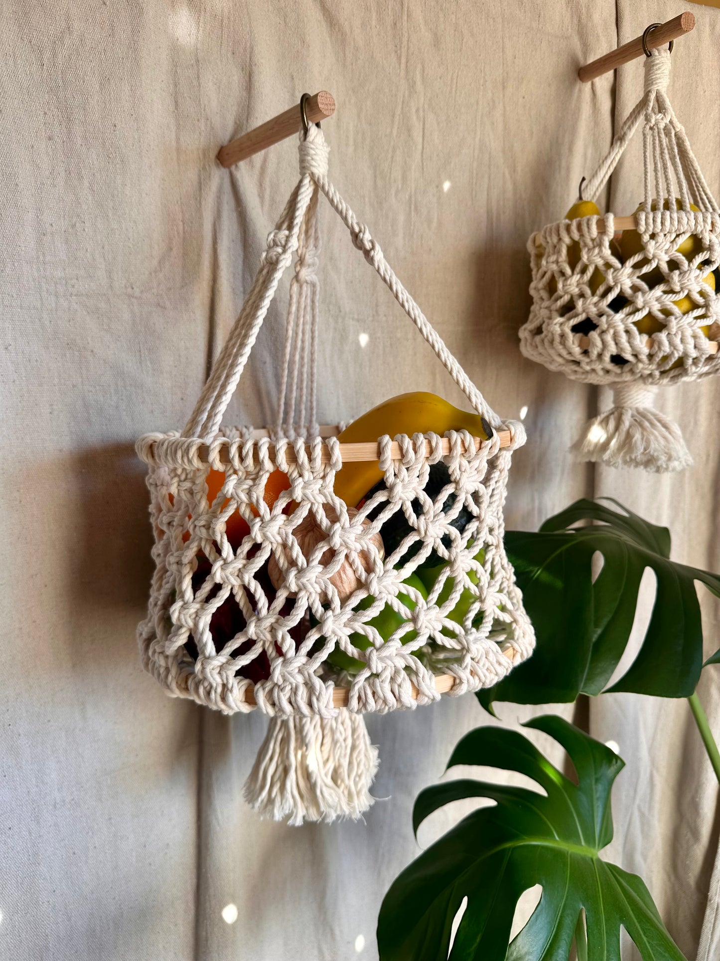 Cesta colgante de macramé